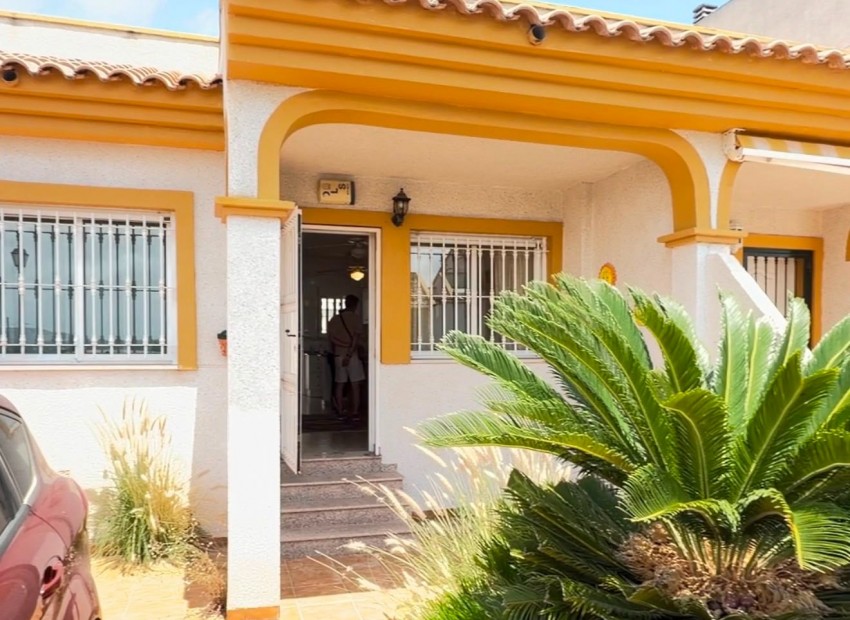 Herverkoop - Huis -
Alicante* - Daya Nueva