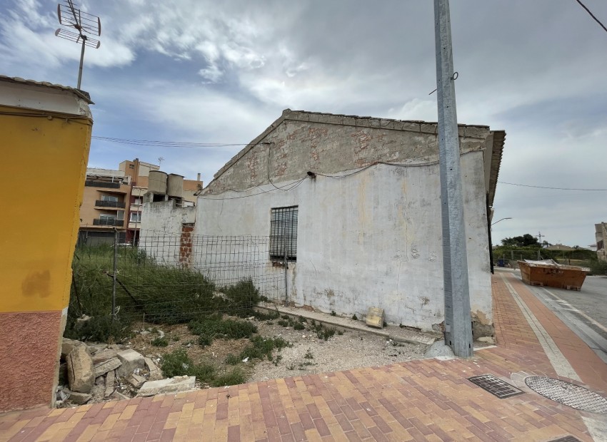 Herverkoop - Plot -
Alicante* - Formentera de Segura*