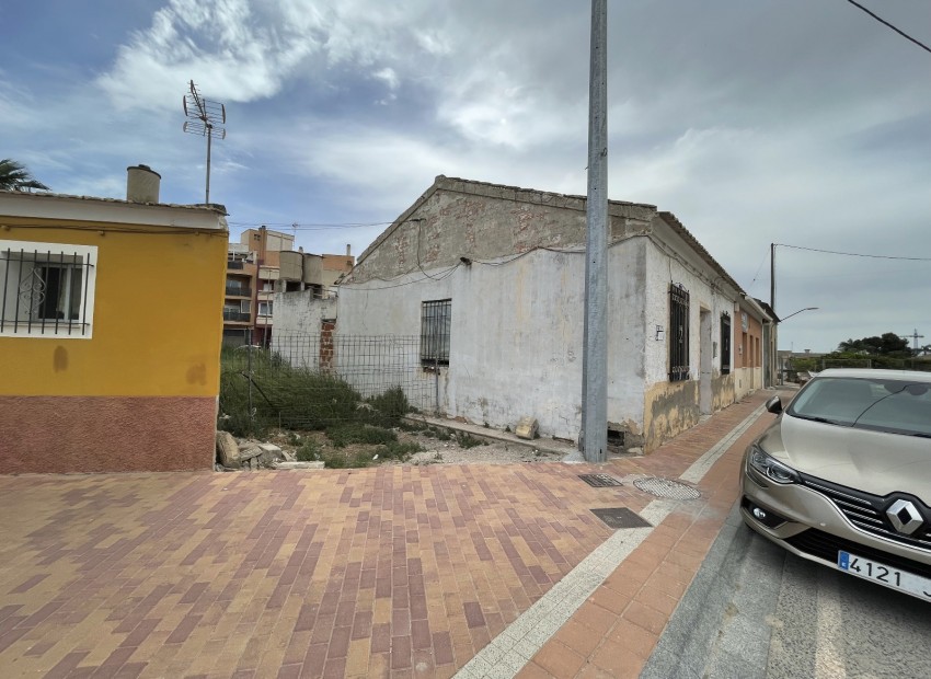 Herverkoop - Plot -
Alicante* - Formentera de Segura*