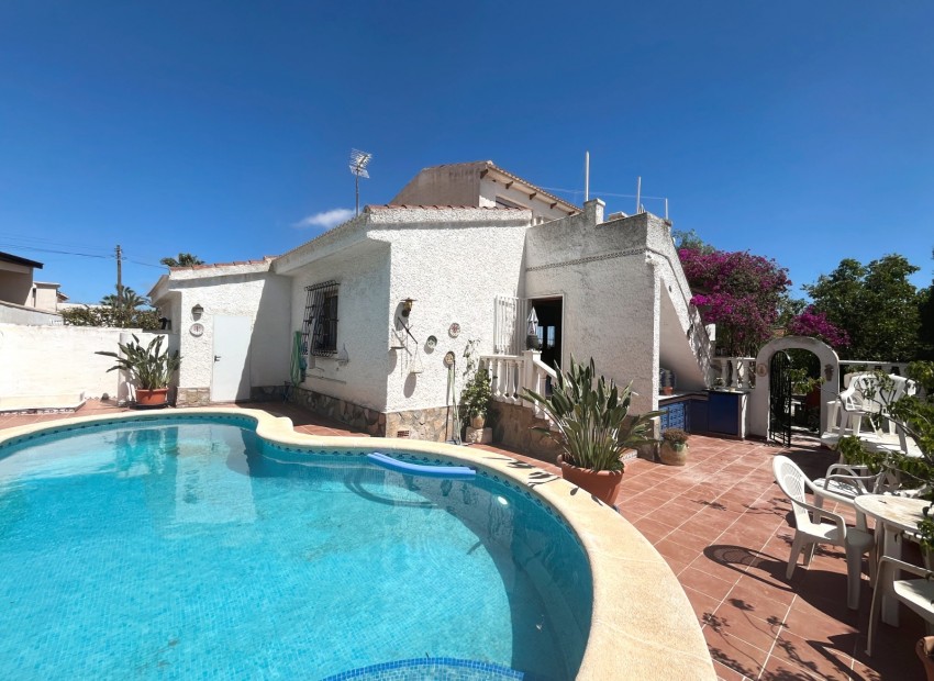 Herverkoop - Villa -
Cuidad Quesada* - Central Quesada