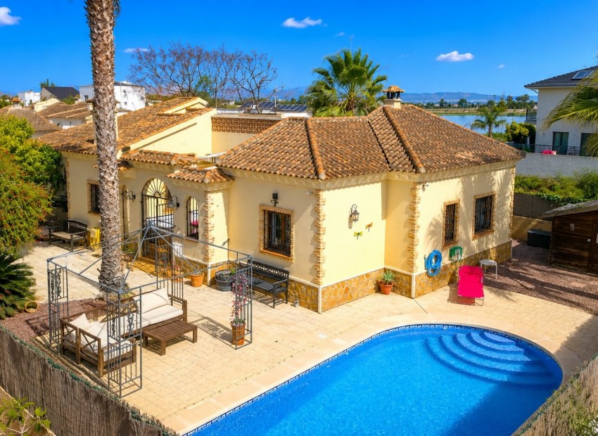 Herverkoop - Villa -
Formentera del Segura - Fincas de La Vega