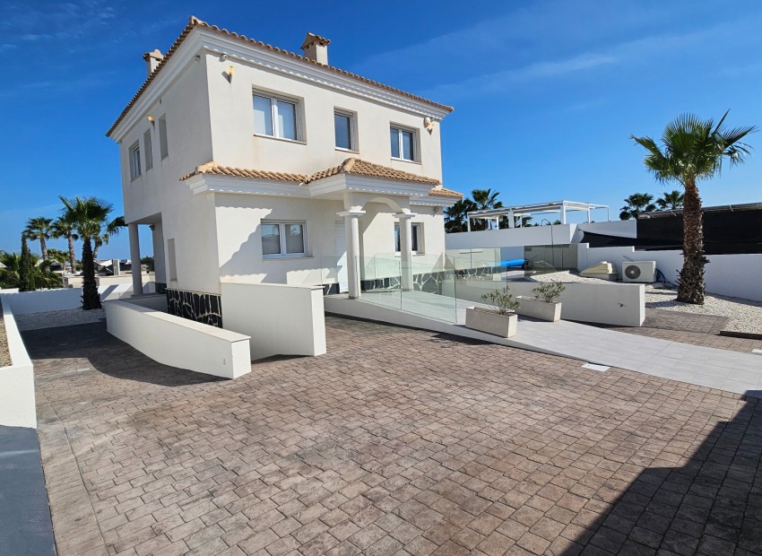 Herverkoop - Villa -
La Marina