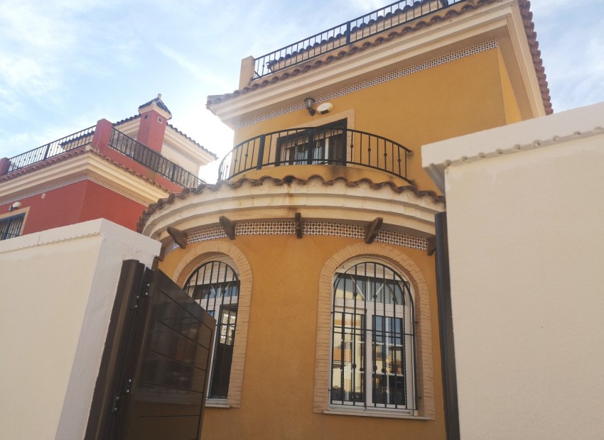 Herverkoop - Villa -
Los Montesinos* - La Herrada