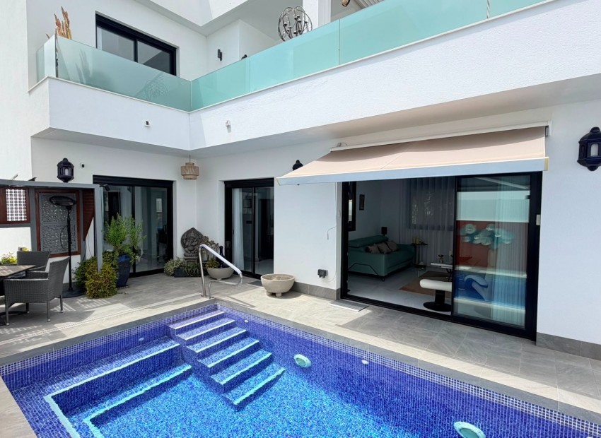 Herverkoop - Villa -
Los Montesinos* - La Herrada