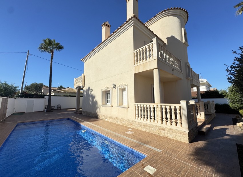 Herverkoop - Villa -
Orihuela Costa* - Cabo Roig