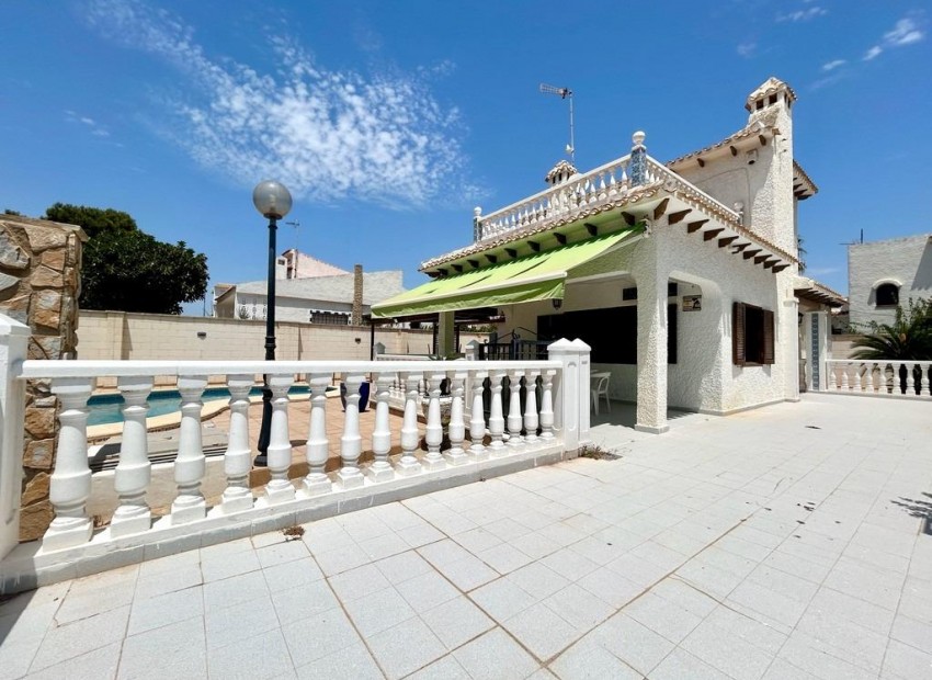 Herverkoop - Villa -
Orihuela Costa* - La Zenia