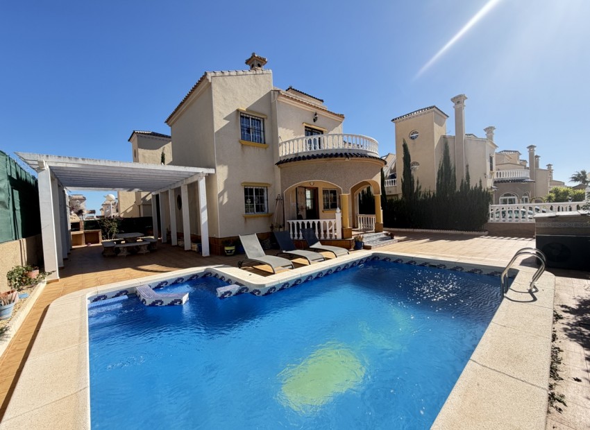 Herverkoop - Villa -
Orihuela Costa - Villamartin