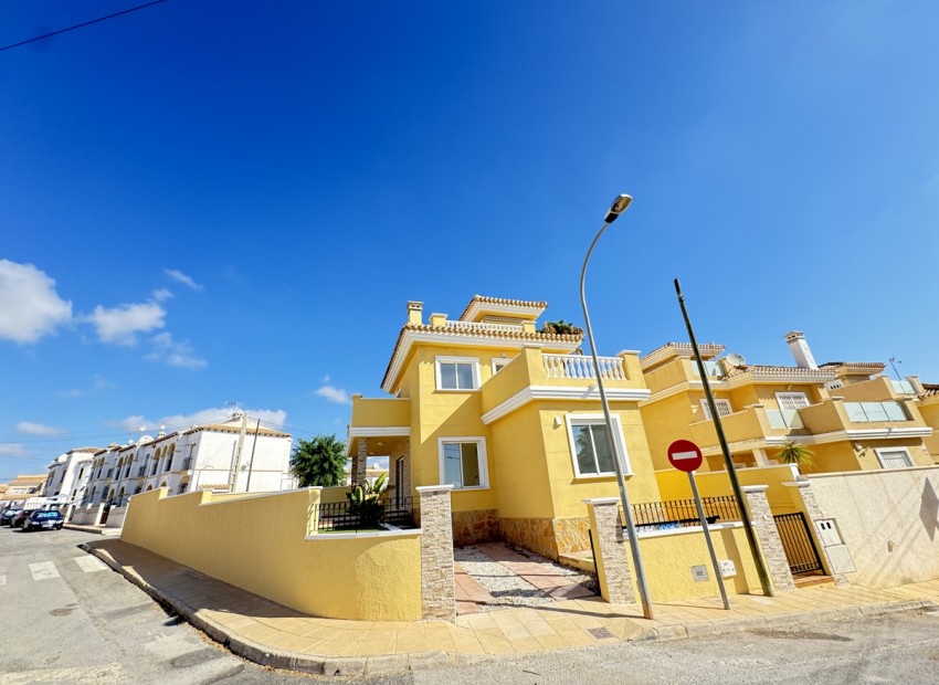 Herverkoop - Villa -
Orihuela Costa* - Villamartin*