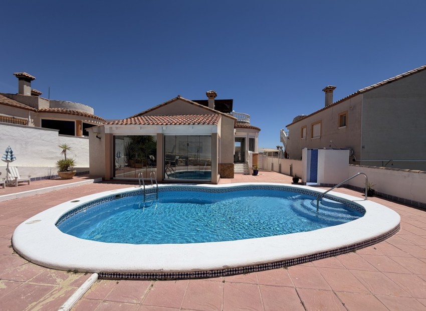 Herverkoop - Villa -
San Miguel de Salinas - Lake View Mansions