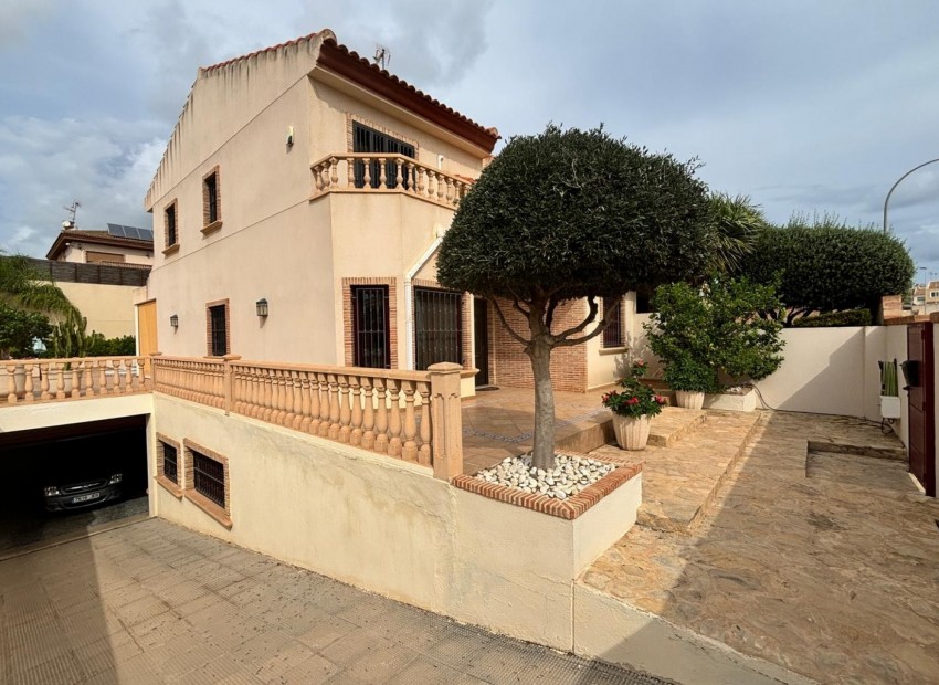 Herverkoop - Villa -
Torrevieja Centro - Torrevieja