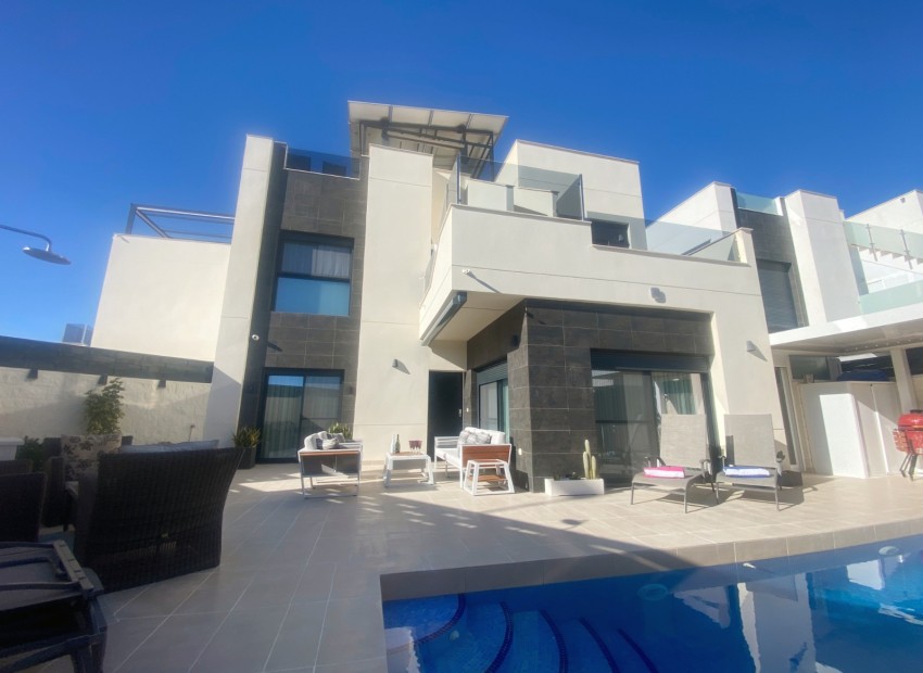 Revente - Villa -
Cuidad Quesada* - Pueblo Bravo