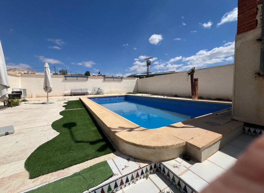 Sale - Finca / Country Property -
Algueña - Alguena