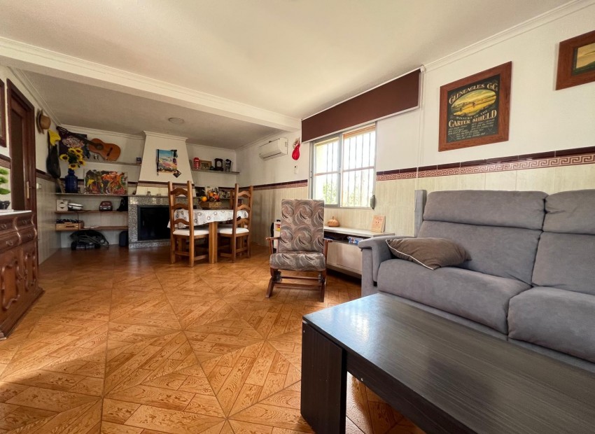 Sale - Finca / Country Property -
Algueña - Alguena