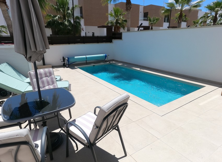 Sale - Villa -
Algorfa - La Finca Golf Resort