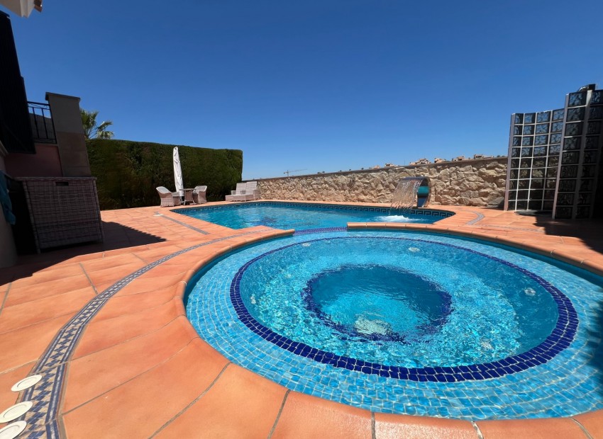 Sale - Villa -
Algorfa - La Finca Golf Resort