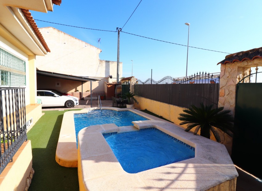 Sale - Villa -
Almoradi - El Saladar