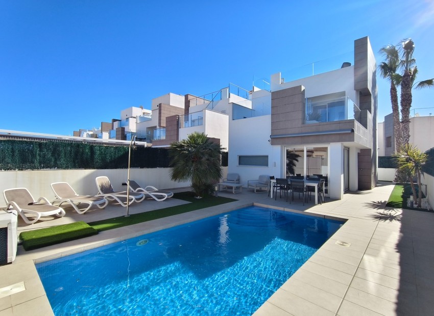 Sale - Villa -
Guardamar del Segura* - El Raso