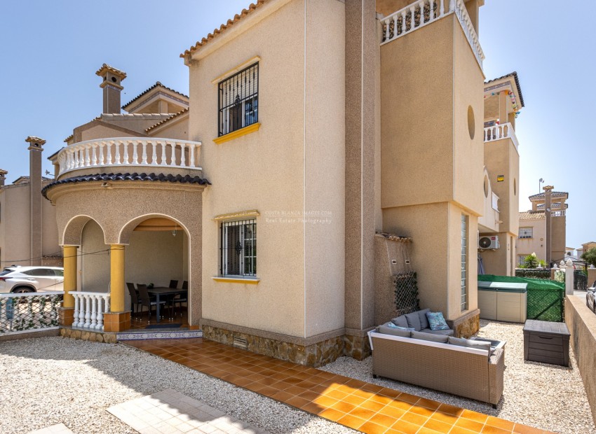 Sale - Villa -
Guardamar del Segura* - Urb el raso