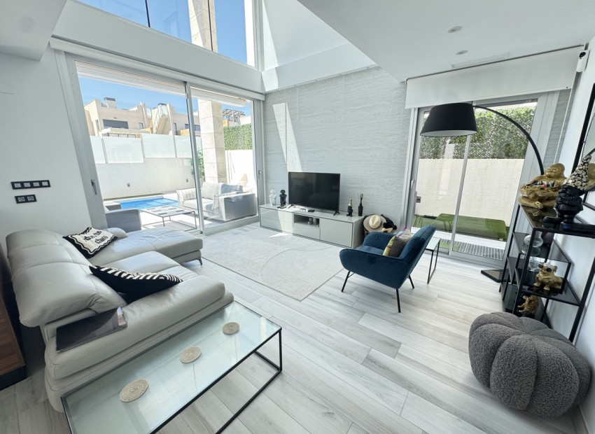 Sale - Villa -
Lomas de Cabo Roig