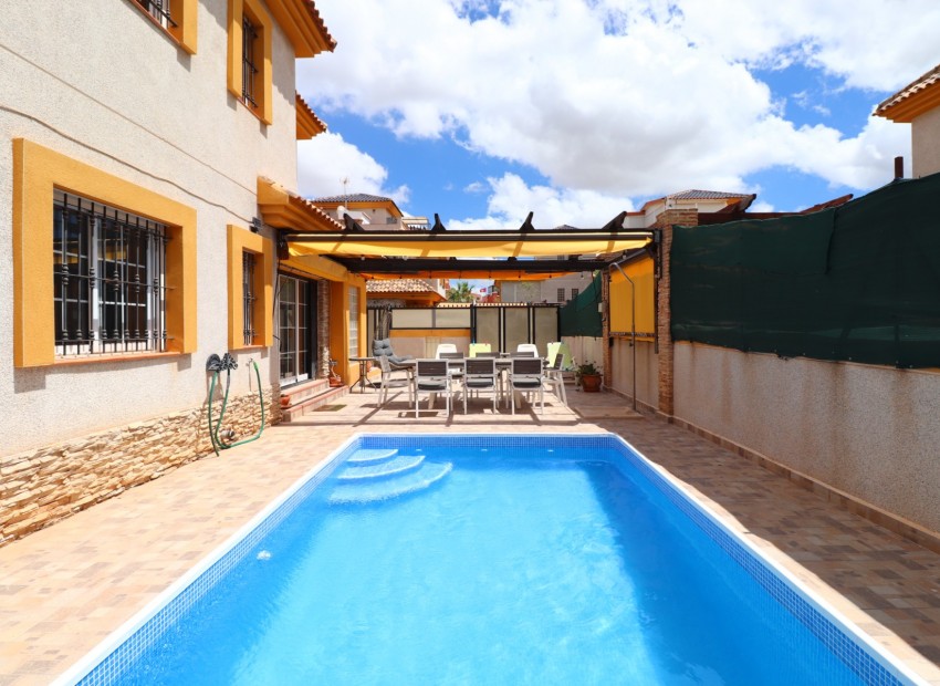 Sale - Villa -
Los Montesinos - La Herrada