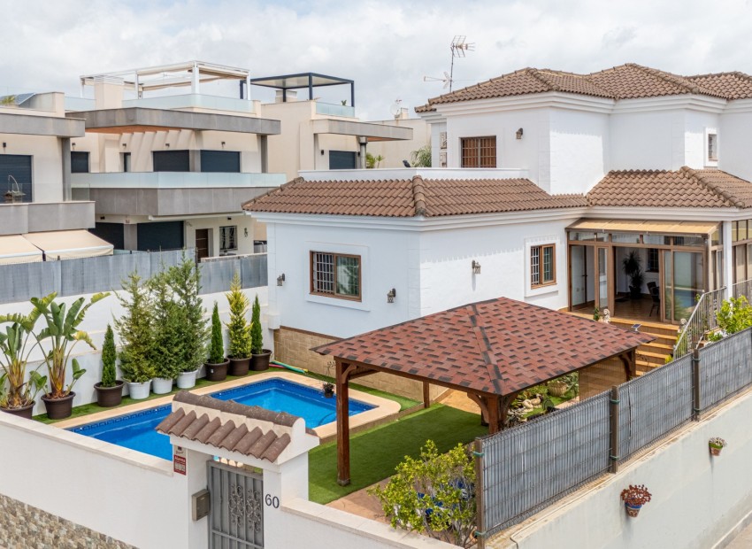 Sale - Villa -
Los Montesinos - La Herrada