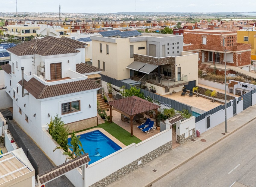 Sale - Villa -
Los Montesinos - La Herrada