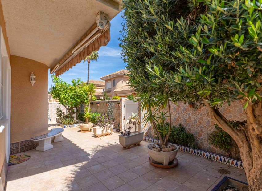 Sale - Villa -
Orihuela Costa* - Punta Prima