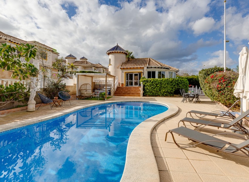 Sale - Villa -
Orihuela Costa* - Villamartin*