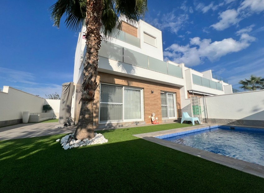Sale - Villa -
Pilar de la Horedada*