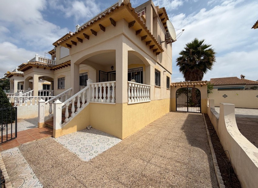 Sale - Villa -
Playa Flamenca - Orihuela Costa