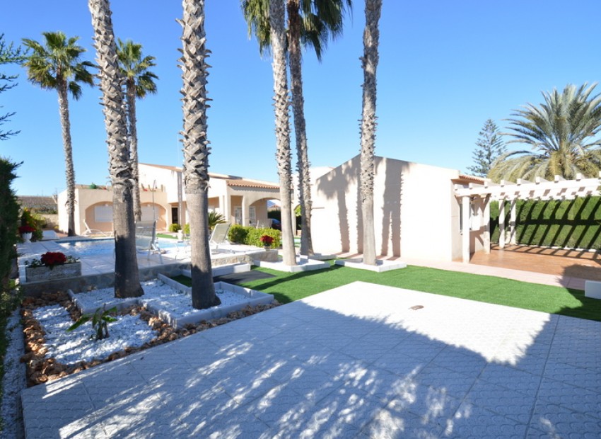 Sale - Villa -
Torrevieja - Los Balcones