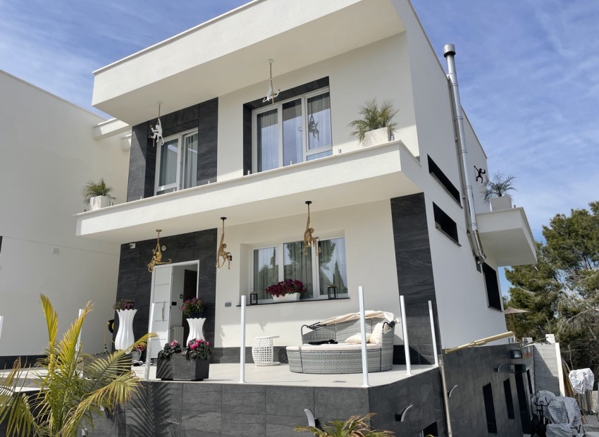 Sale - Villa -
Torrevieja - Los Balcones