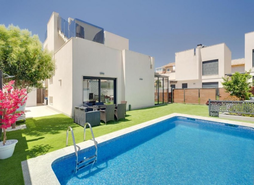 Sale - Villa -
Torrevieja - Torrevieja - Centre