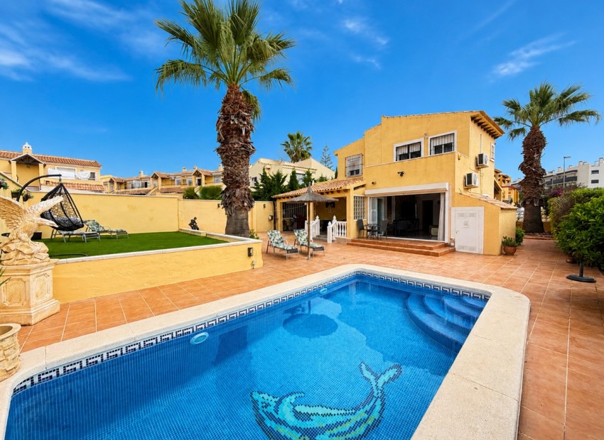 Sale - Villa -
Villamartin