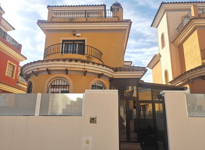 Venta - Villa -
Los Montesinos - La Herrada