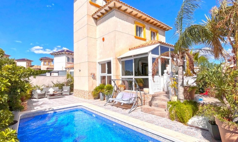 Villa - Herverkoop - Orihuela Costa -
                La Zenia