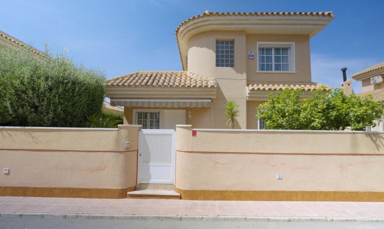 Villa - Herverkoop - Orihuela Costa* -
                Punta Prima
