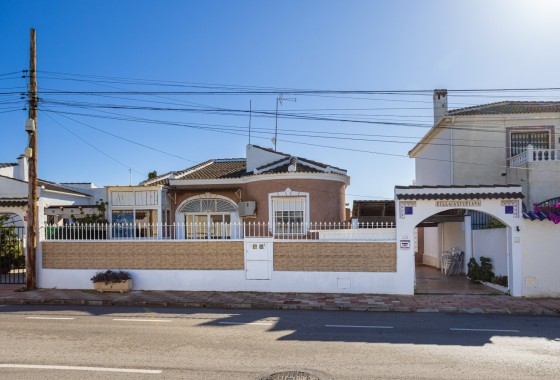 Villa - Herverkoop - Torrevieja* - Urbanización San Luis