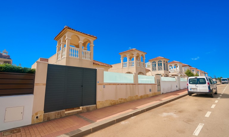 Villa - Sale - Algorfa* -
                Algorfa
