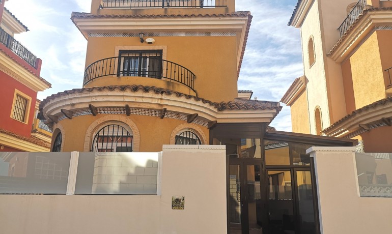 Villa - Venta - Los Montesinos -
                La Herrada