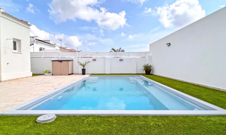 Sale - Villa -
Torrevieja - San Luis