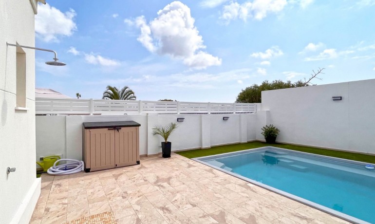 Sale - Villa -
Torrevieja - San Luis