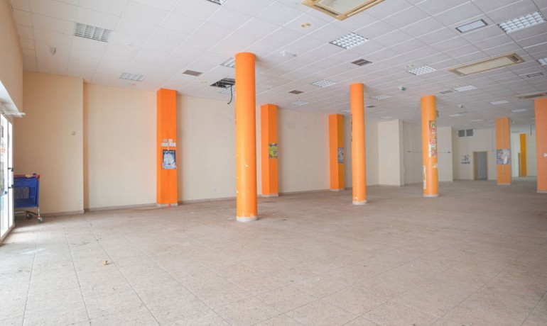 Revente - Commercial -
Torrevieja*