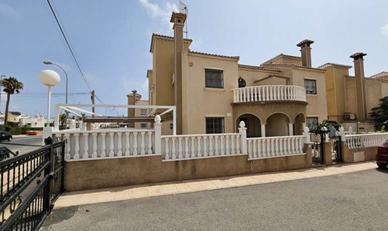 Herverkoop - Villa -
Orihuela Costa