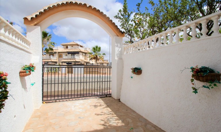 Herverkoop - Villa -
Orihuela Costa* - Villamartin*