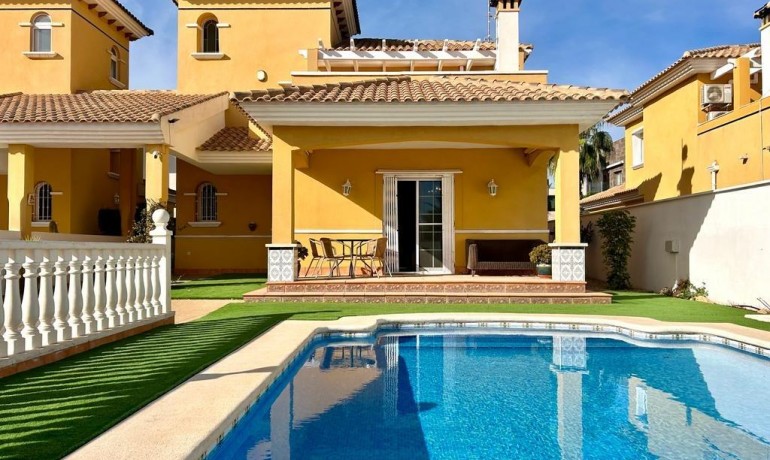 Herverkoop - Villa -
Orihuela Costa* - Cabo Roig