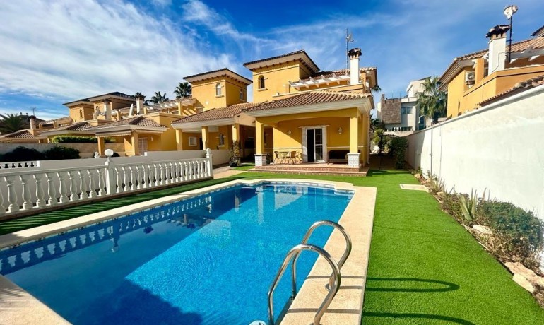 Herverkoop - Villa -
Orihuela Costa - Cabo Roig