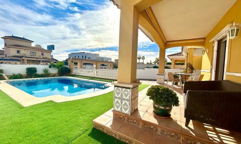 Sale - Villa -
Orihuela Costa* - Cabo Roig