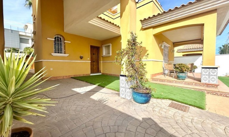 Sale - Villa -
Orihuela Costa - Cabo Roig