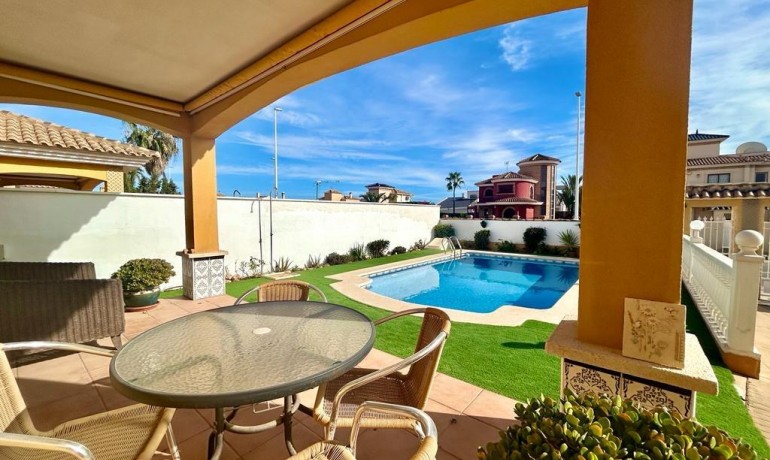 Sale - Villa -
Orihuela Costa* - Cabo Roig